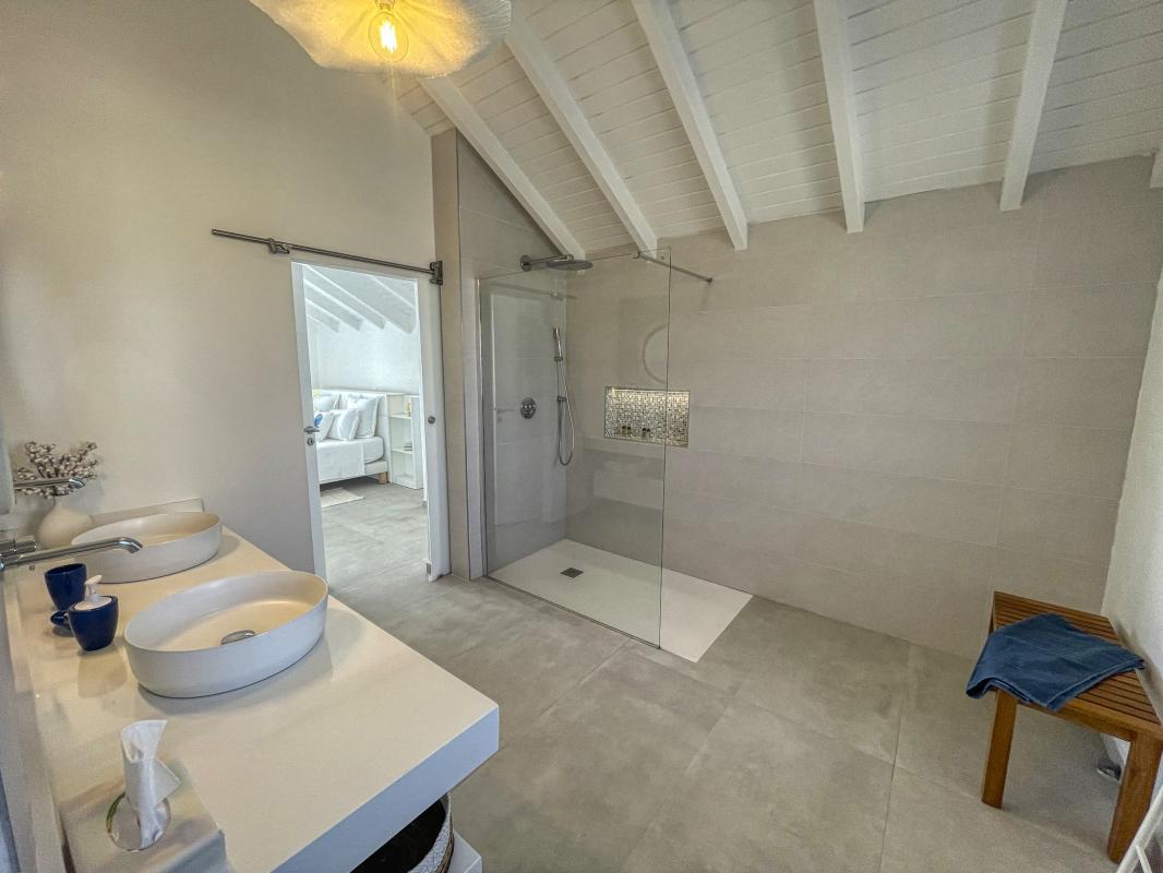 54 Location villa piscine accès plage Saint François Guadeloupe_sdb 3